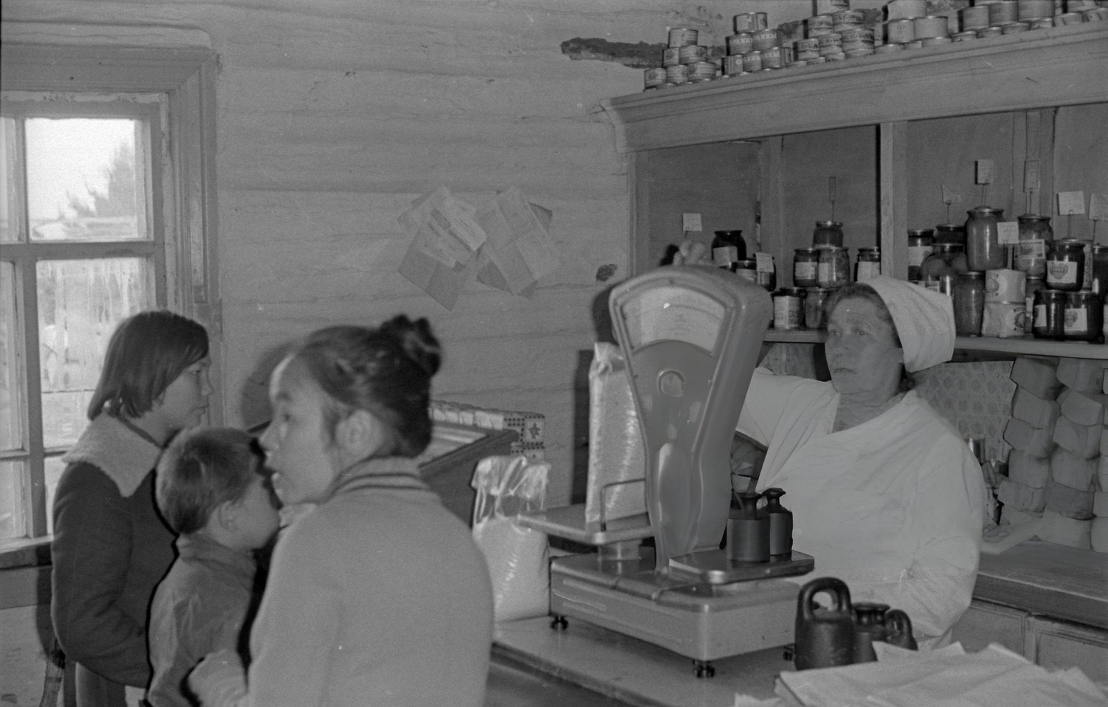 1965. Продавщица Зоя Коноплева. Магазин поселка Ухта на Амуре