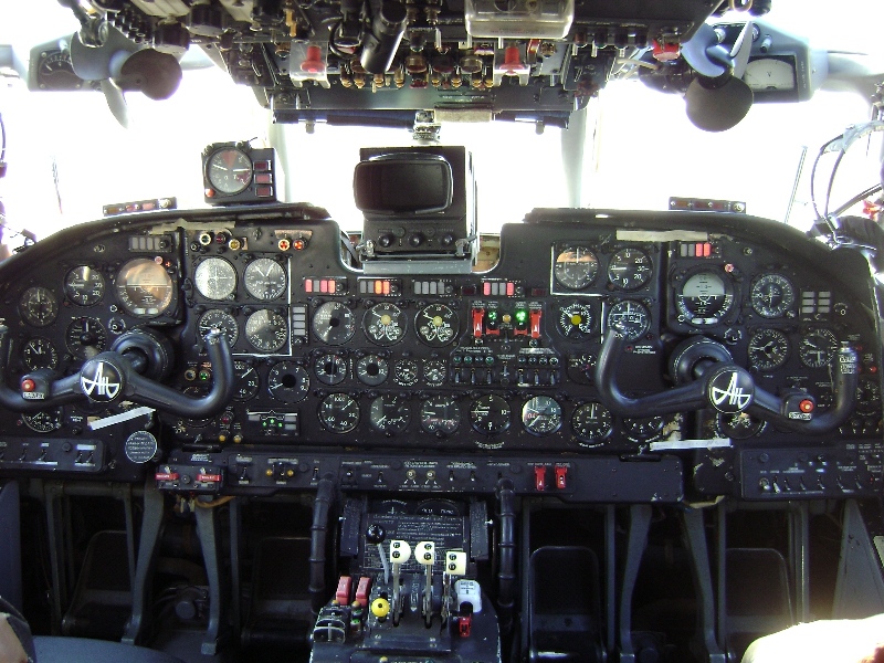 Antonow_An-26_Cockpit_a.jpg