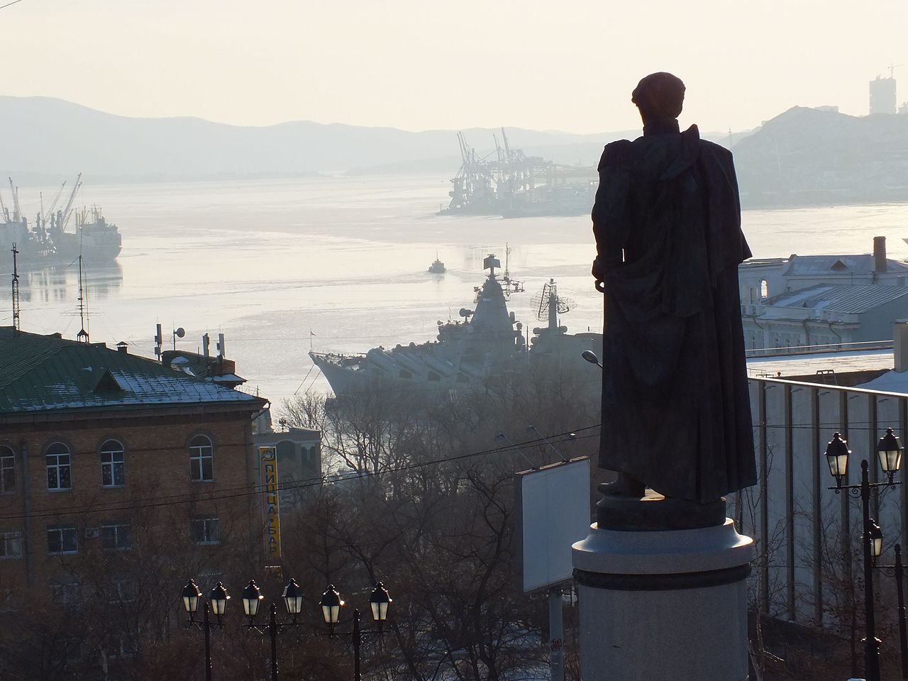 1280px-Могила_графа_Муравьёва-Амурского_во_Владивостоке.jpg
