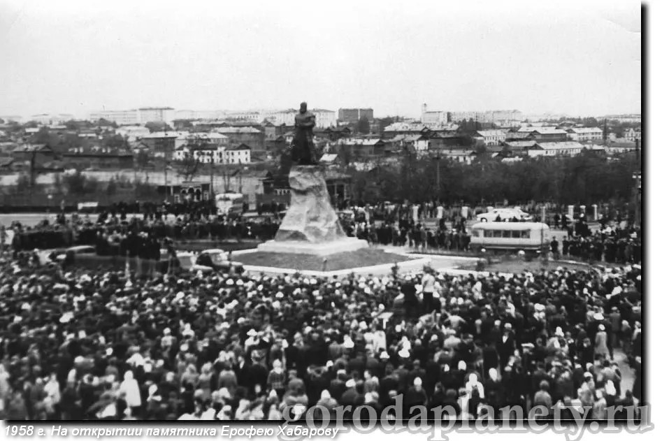 1958. Хабаровск, памятник Хабарову, открытие.jpg