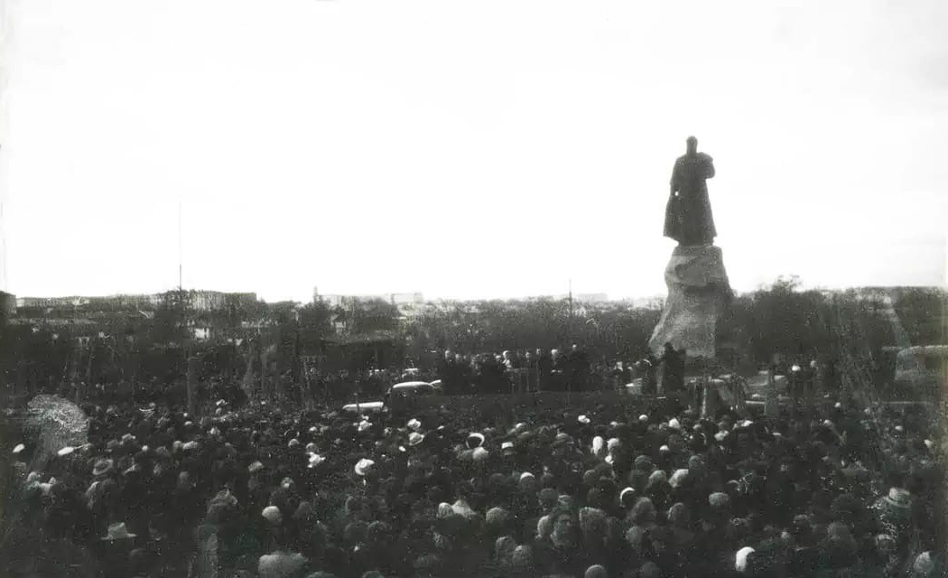1958. Хабаровск, памятник Хабарову, открытие_.jpg