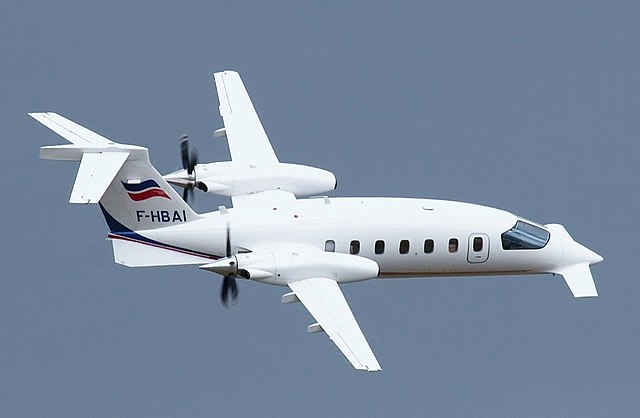 640px-Piaggio_P-180_Avanti_Rennes_2010_(cropped).jpg