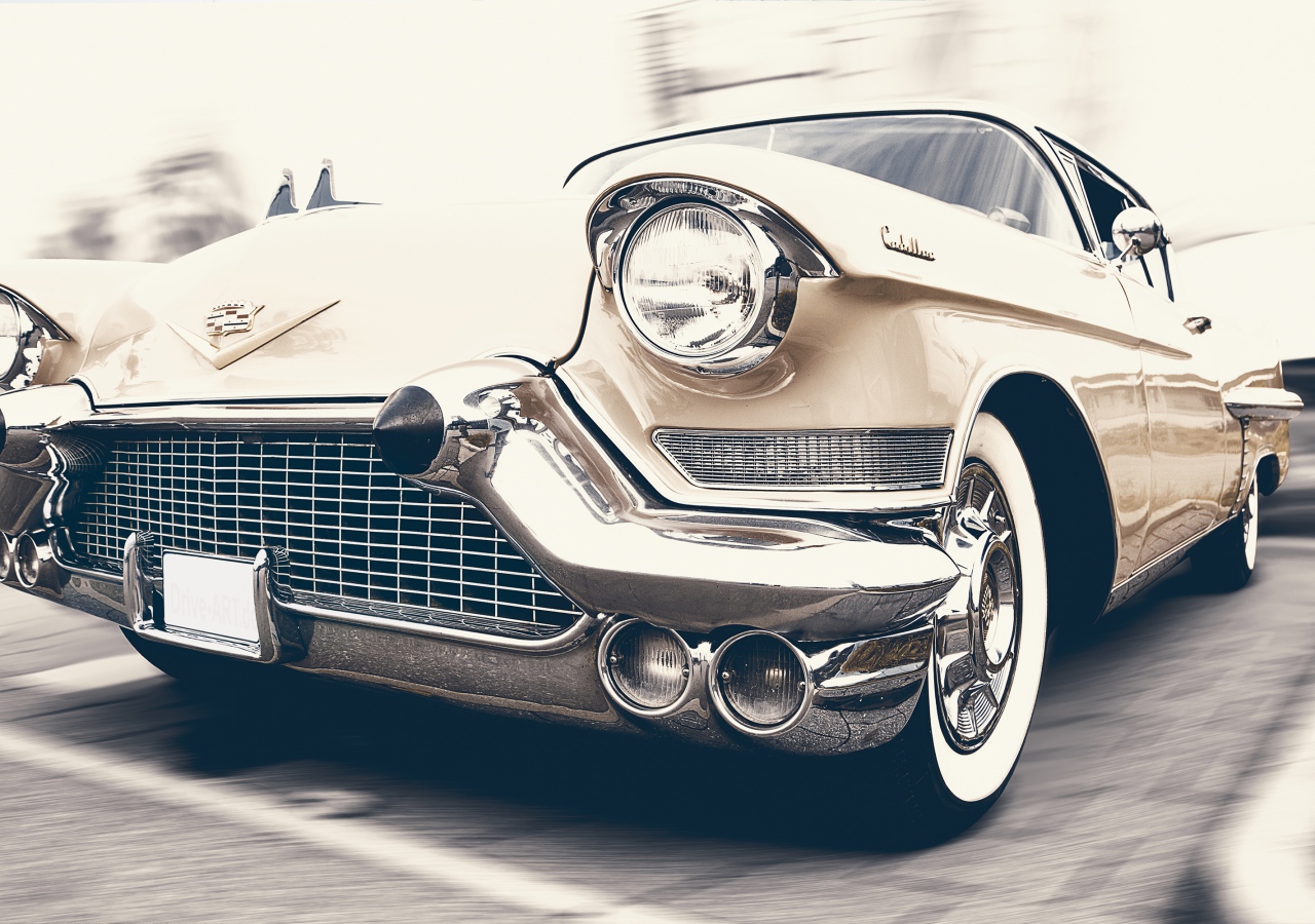 cadillac_oldtimer_vid_speredi_106359_1280x900.jpg