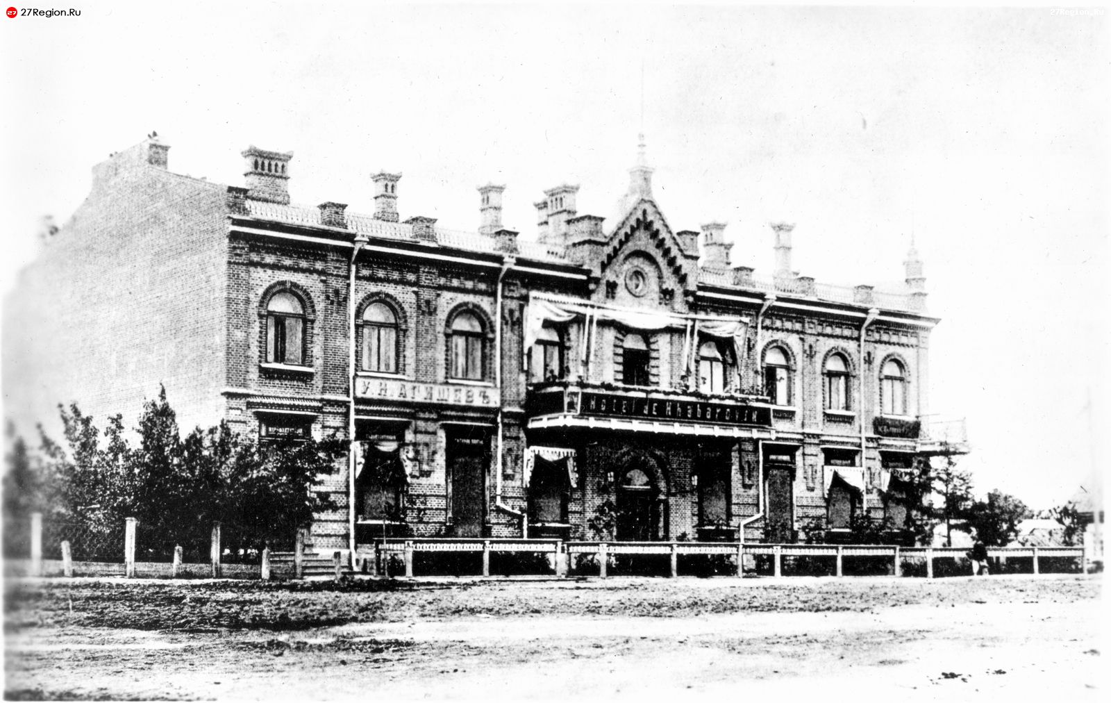 Доходный дом купцов Пьянковых. Построен в 1908-1910 гг. Ныне - магазин Русская водка.JPG