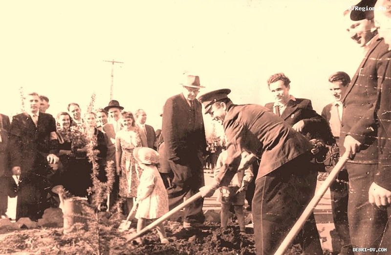 Гагарин сажает дерево в парке Хабаровска.jpg