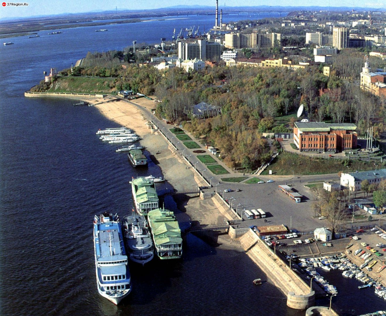 Старый хабаровск фото. Речной вокзал Хабаровск. Речной порт Хабаровск. Набережная Хабаровск Речной вокзал. Старый Хабаровск Речной вокзал.