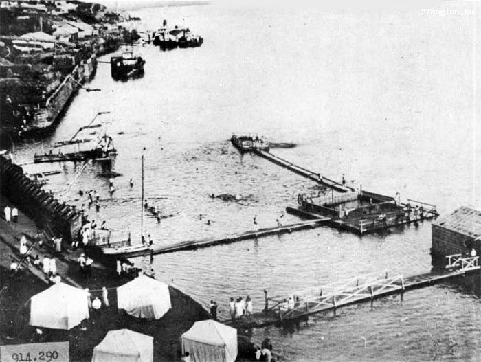 Лето 1943 года Вид с утёса на центральный пляж и порт.jpg