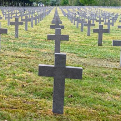 много-небольшие-конкретные-кресты-на-немецком-кладбище-войны-в-149064917 (3).jpg