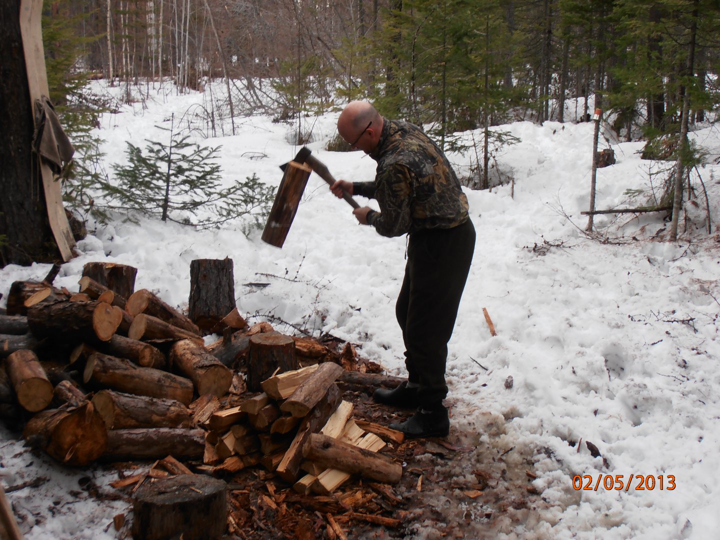 Они колят дрова. Дрова в лесу. Дрова зимой. Колет дрова. Лукашенко колет дрова.