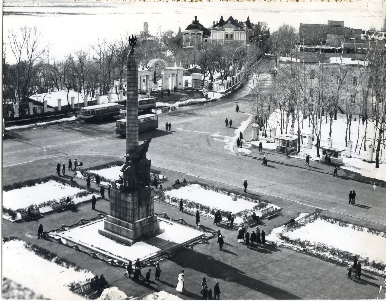 памятник на Комсомольской площади гк29934694.jpg