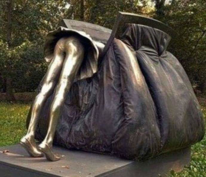 Памятник женской сумочке.jpg