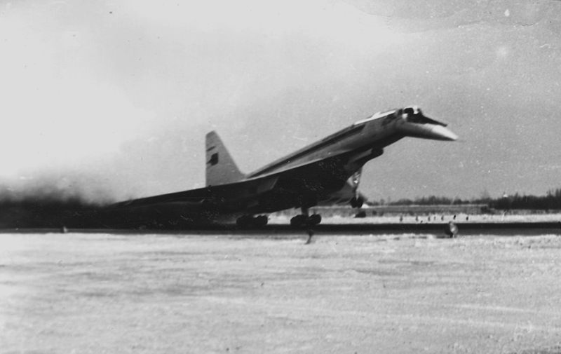 посадка ТУ-144 в Хабаровске.jpg