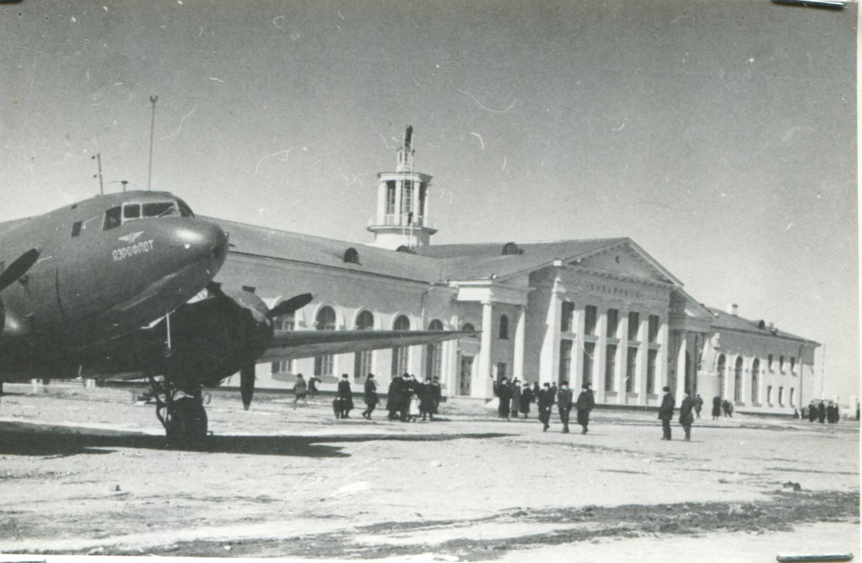 самолёт Ли-2 у здания аэровокзала..jpg