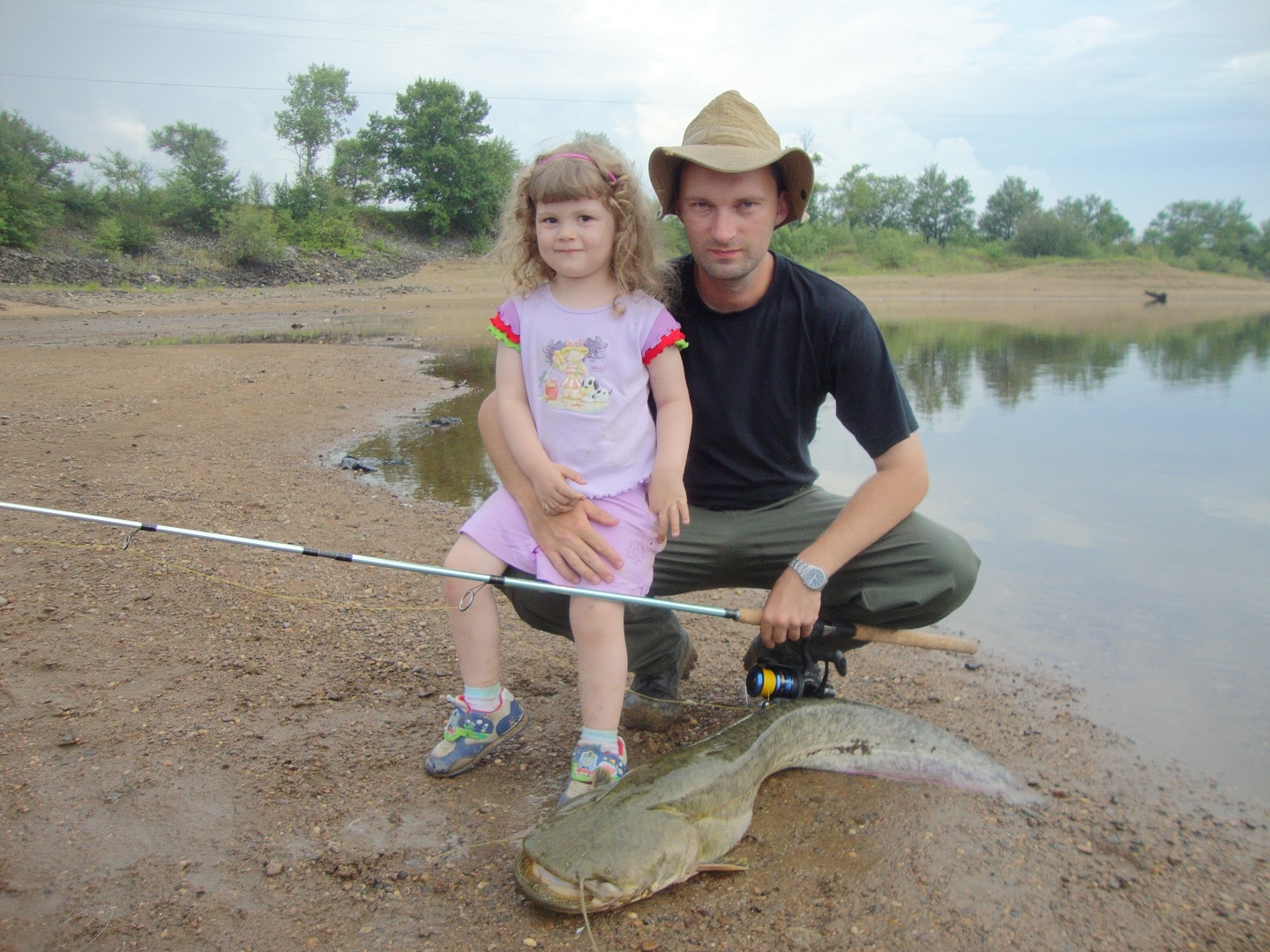 семья с сомом.JPG