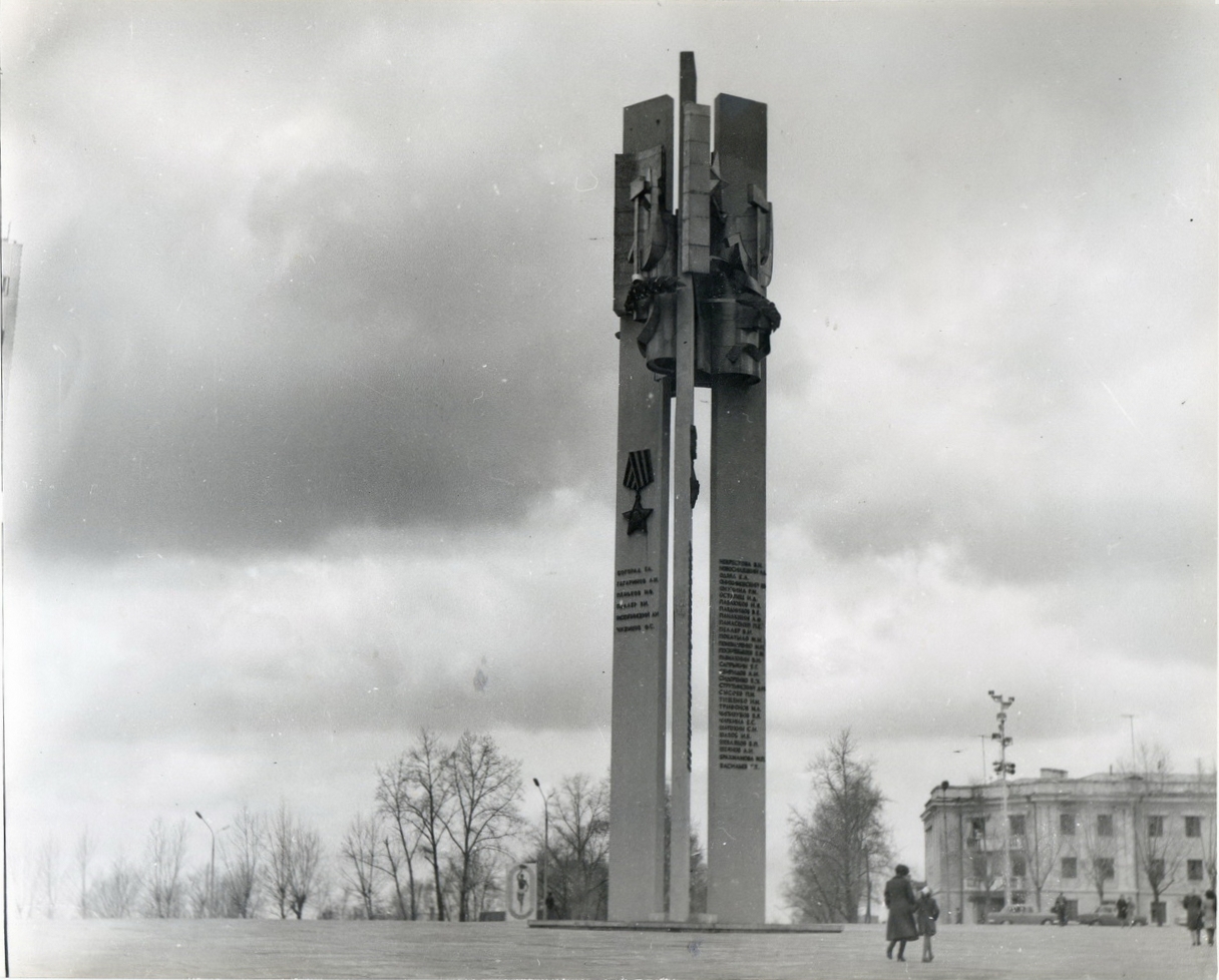 Стела героев на площади Славы гк29934500.jpg