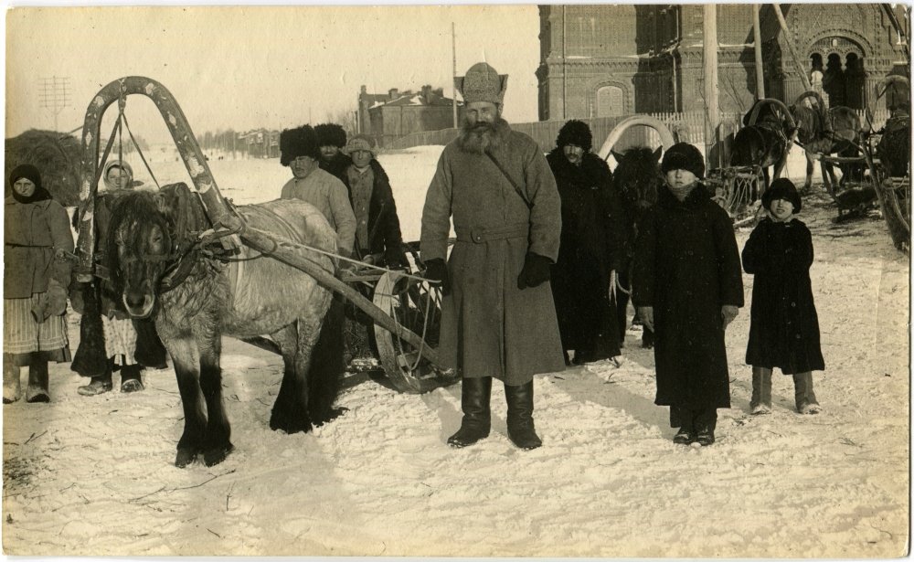 У Алексеевской церкви на перекрёстке ул.Корсаковской (Волочаевской) и Барановской (Ленина).jpg
