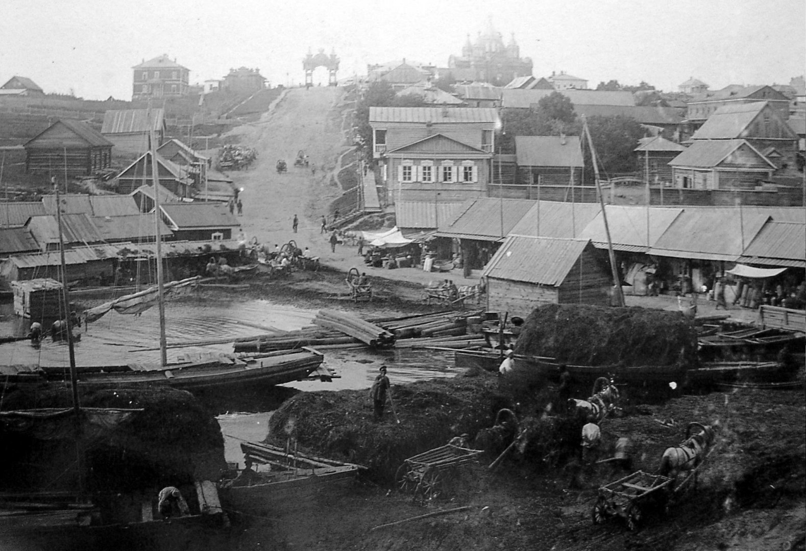 Устье Плюснинки, ул. Алексеевская, Арка.jpg