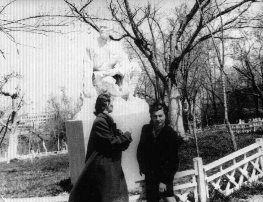 Утёс, памятник Арсеньеву. Конец 1950-х годов.jpg