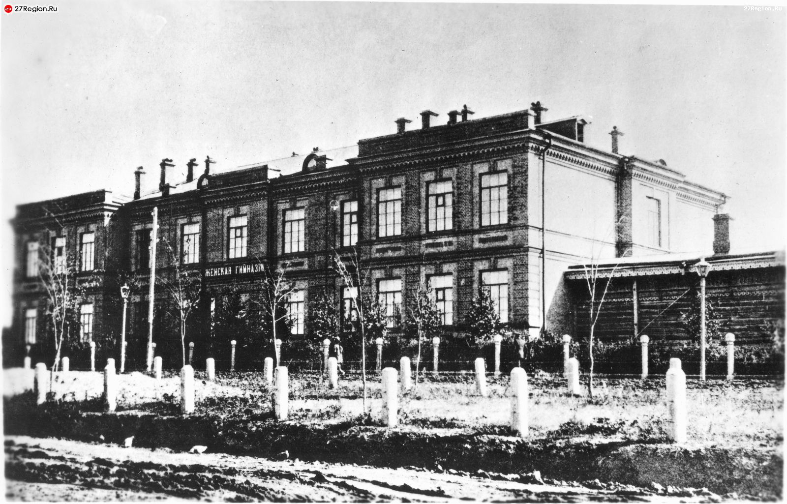 Женская гимназия. Ныне - клиника Унистом, расположенная слева от Главпочтамта.JPG