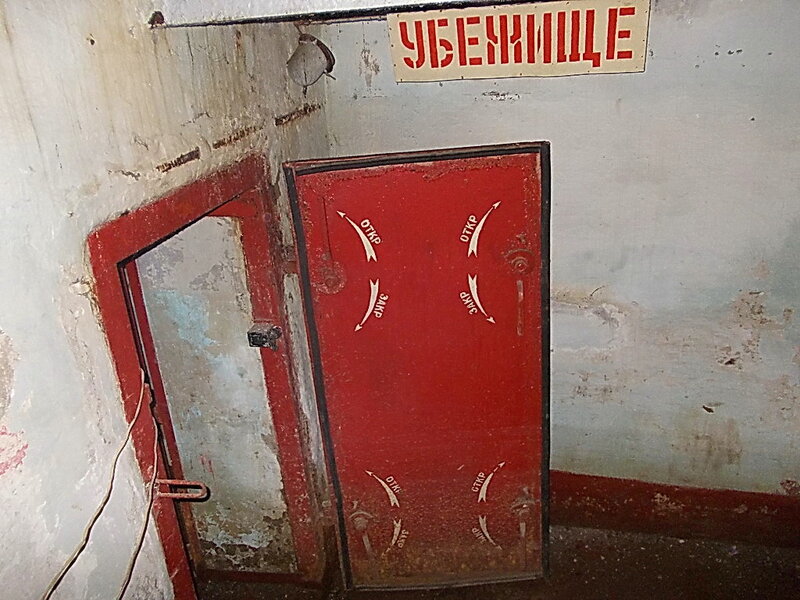Указатель защитного сооружения. Дверь в бомбоубежище. Защитная дверь для убежища. Защитные советские двери для бомбоубежищ. Дверь ЗС го.