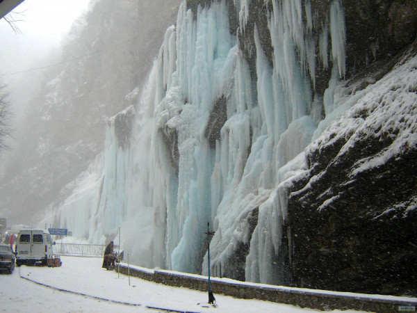 Nature___Waterfalls_Scenic_Frozen_waterfall_059176_.jpg